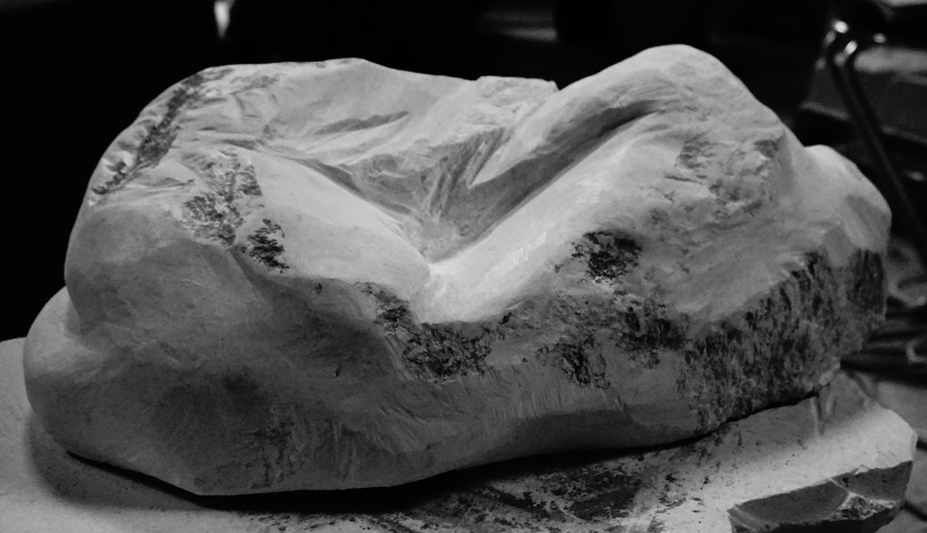 torse couché femme marbre de st béat - Lartigue
