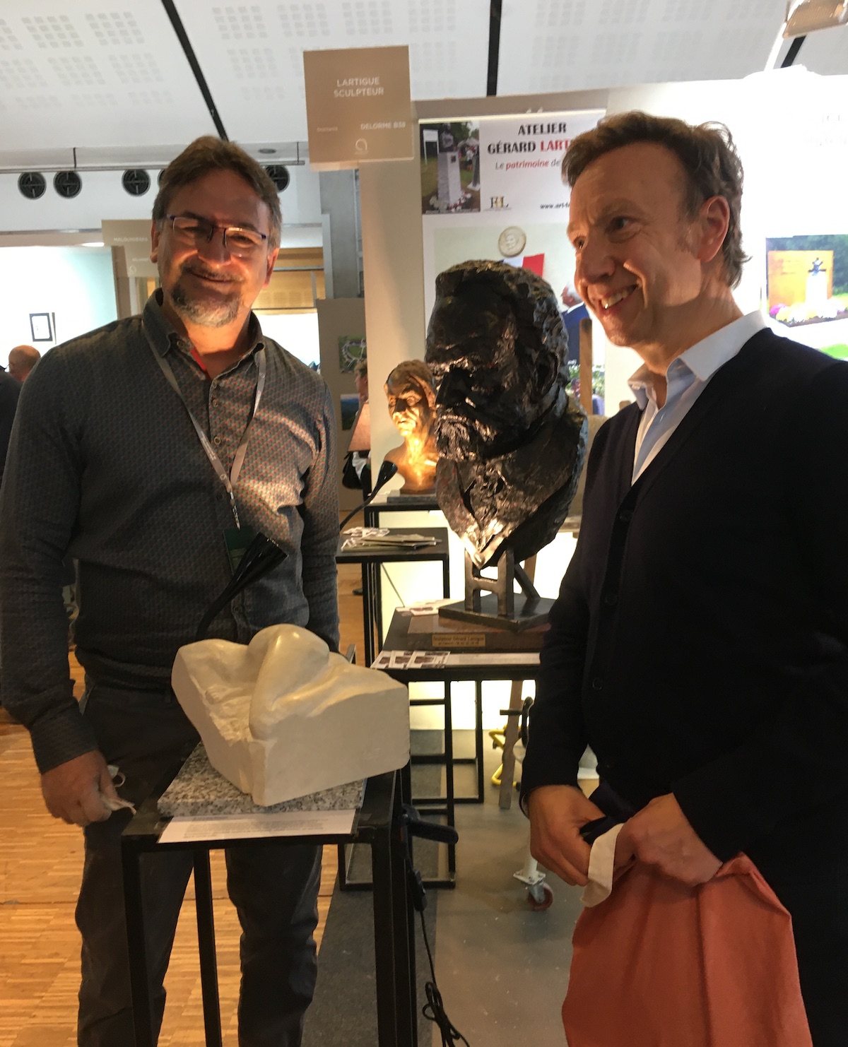 Stephane Bern et Gerard Lartigue au SIPC 2021 sculpture Victor Hugo