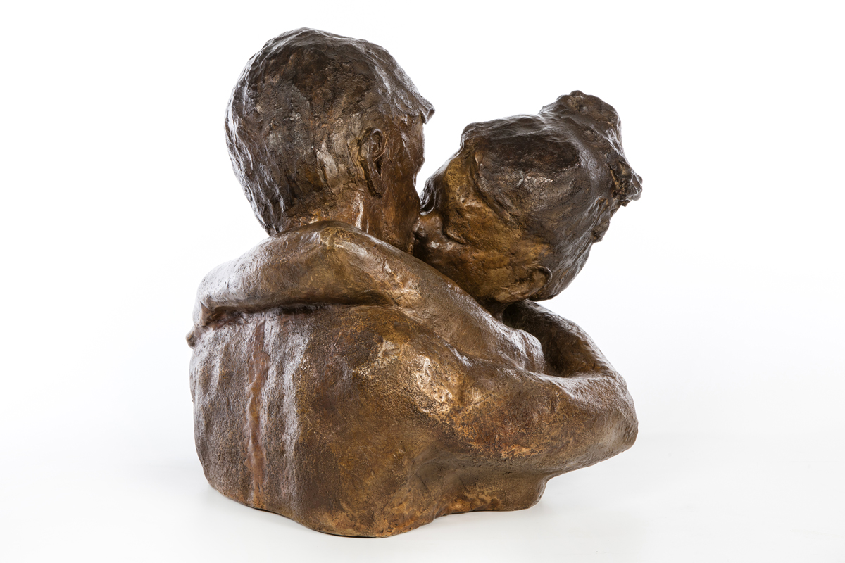 Sculpture en bronze représentant l'amour lors du confinement